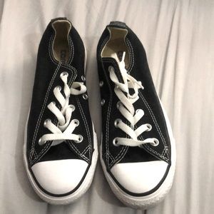 Black and white low top converse